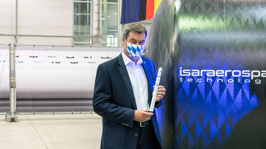 Markus Söder (CSU), Ministerpräsident von Bayern, steht in der Produktion des bayerischen Start-ups Isar Aerospace.