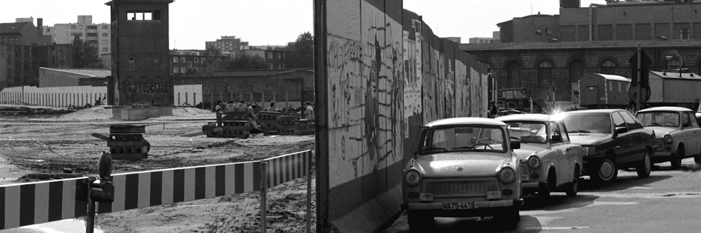Reste der Berliner Mauer stehen im Juni 1990 zwischen den Berliner Bezirken Mitte und Kreuzberg.