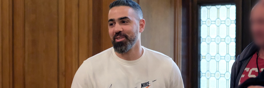 Bushido, Rapper und Musikproduzent, kommt in Begleitung von Personenschützern der Polizei in einem Saal des Bundesverwaltungsgerichtes. 
