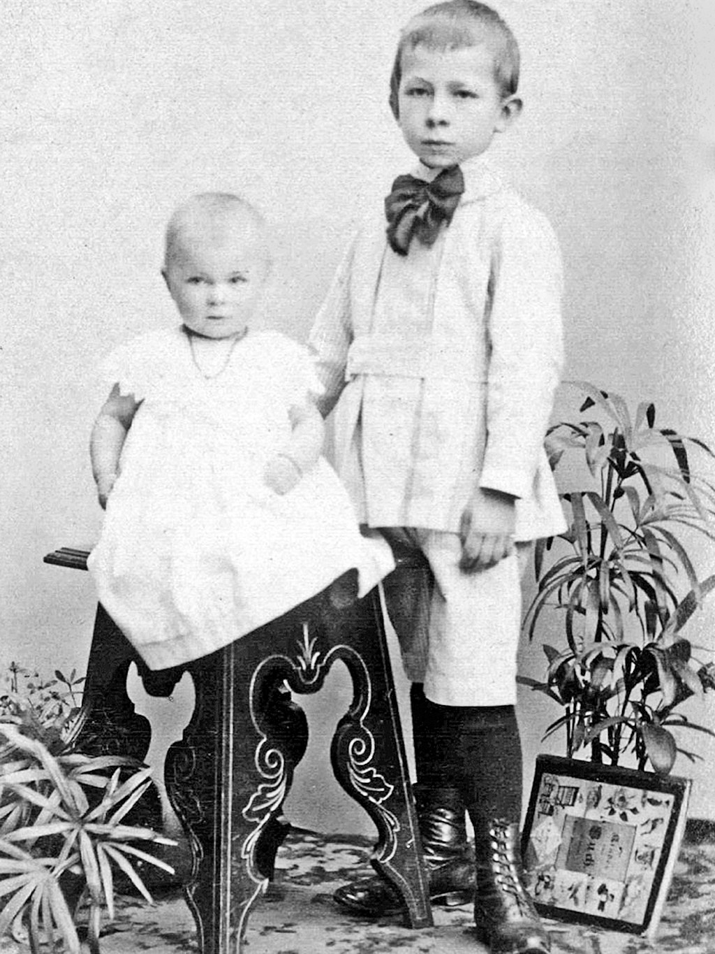 Das früheste Foto von Walter Ulbricht- mit seiner Schwester Hildegard, 1900 <br><br>