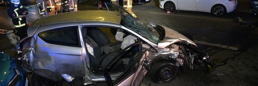 Der Ford Fiesta, in dem die 45-Jährige und ihre 17-Jährige Tochter saßen, wurde zertrümmert.