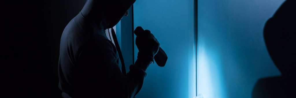 Burglar Holding Flashlight Outside The Door model released Symbolfoto PUBLICATIONxINxGERxSUIxAUTxONLY Copyright: xAndreyPopovx Panthermedia20357545