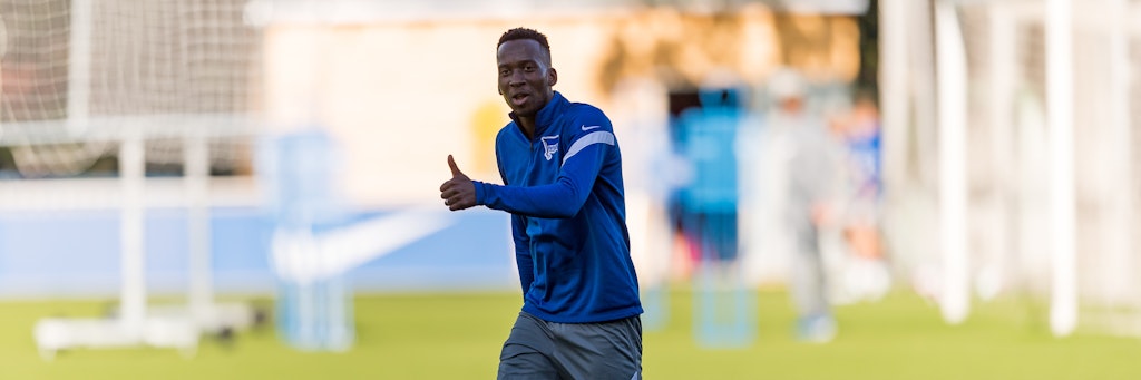 Daumen hoch vor dem Saisonstart: Hertha-Stürmer Dodi Lukebakio (23) hat sich viel vorgenommen. 