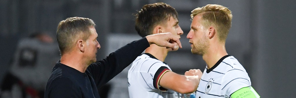 U21-Bundestrainer Stefan Kuntz erlebte mit Unions Nico Schlotterbeck und Herthas Arne Maier (v.l.) einen gebrauchten Tag. 