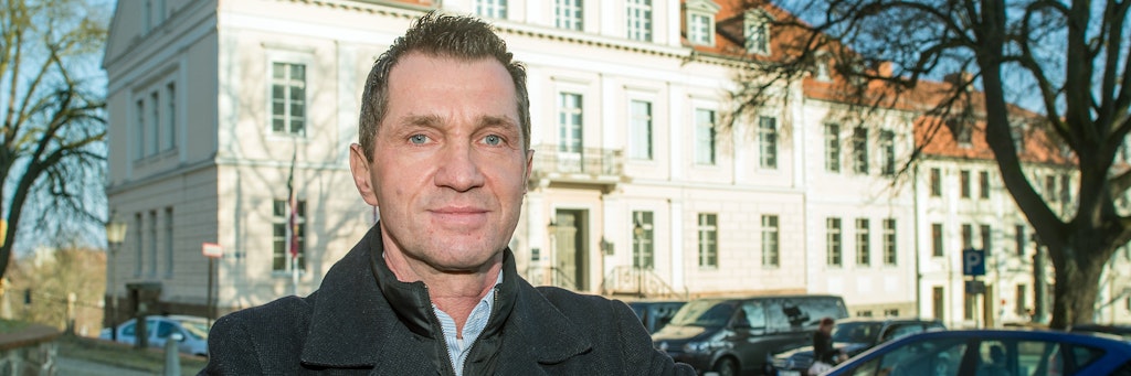 Bürgermeister Ralf Lehmann steht hier vor dem Rathaus des Kurortes Bad Freienwalde im Landkreis Märkisch Oderland.