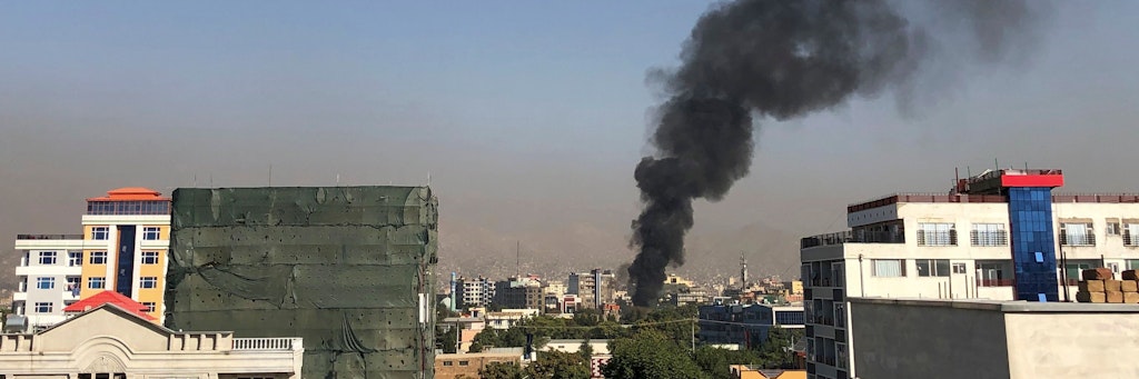 Eine Rauchsäule steigt nach der Explosion über Kabul auf. 