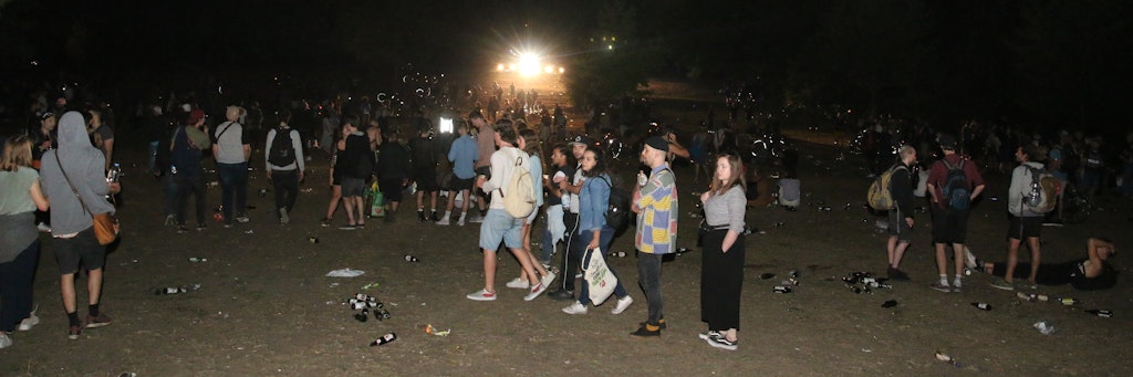 Etwa 5000 Personen feiern illegal Neukölln.