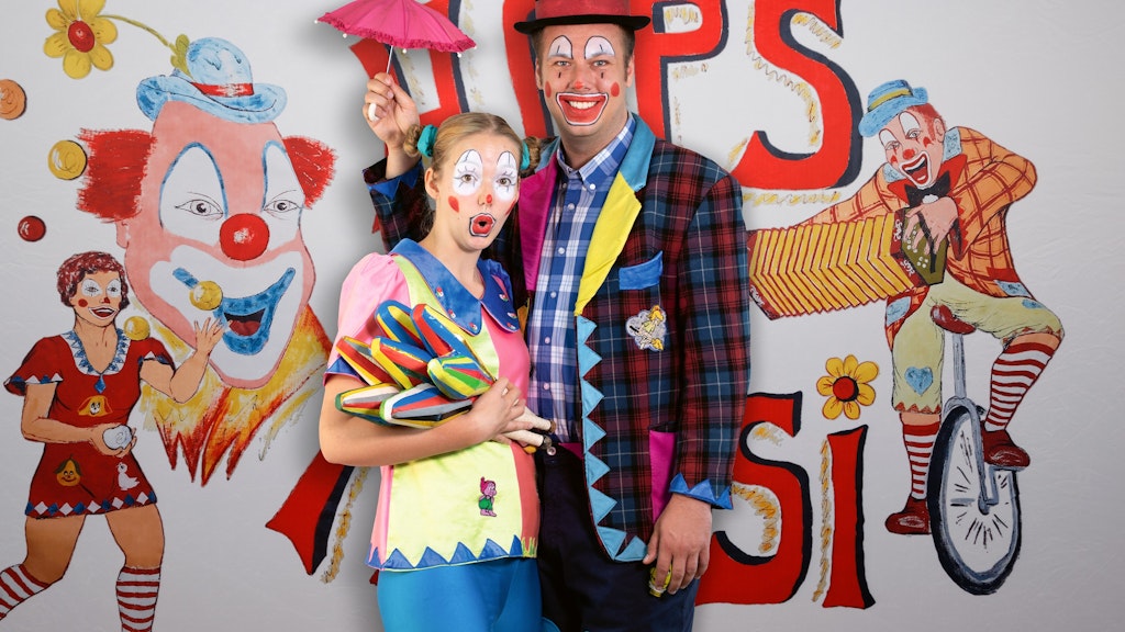 Christopher Flade hält das Lebenswerk der Clowns am Leben, tritt selbst mit Partnerin als Hops und Hopsi auf.