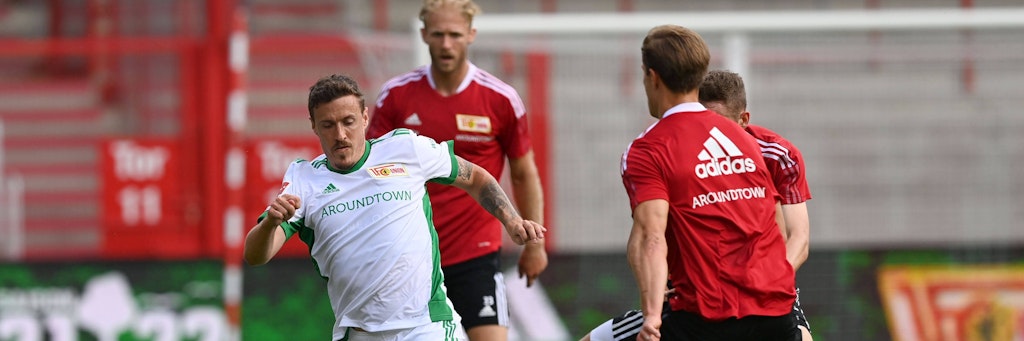 Max Kruse (l.) wird im Test gegen sich selbst von Unions erstem Torschützen der Saison, Kevin Behrens, attackiert. 