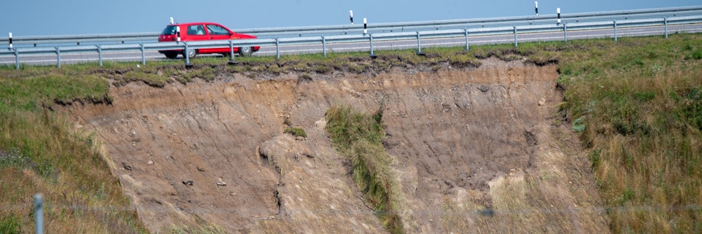 Nach dem Unwetter und Unterspülungen bei Samtens rutschten große Hänge neben der Bundesstraße 96 ab. 