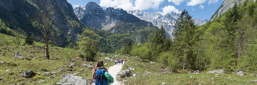Beim Wandern rutsche die Frau ab und fiel 150 Meter tief. <br><br>