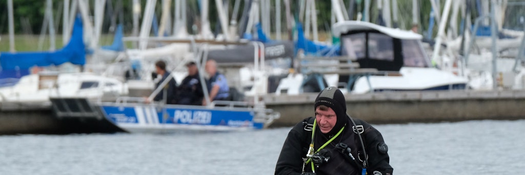 Ein Sporttaucher bereitet sich im Cospudener See auf einen Tauchgang vor (Symbolfoto). 