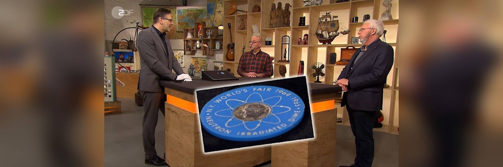 „Bares für Rares“: Horst Lichter und Detlev Kümmel begutachten Wilfried Segers bestrahlte Münze.