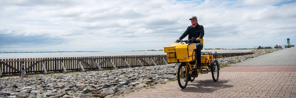 Andre Krandick, Postbote, verteilt Briefe und Pakete auf der ostfriesischen Insel Baltrum.