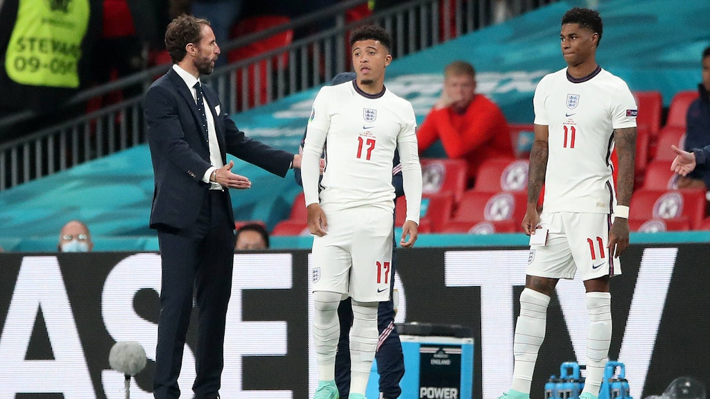 Englands Trainer Gareth Southgate mit den Elfmeter- Fehlschützen Jadon Sancho (Mitte) und Marcus Rashford vor deren Einwechslung.