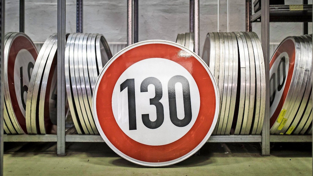 130-Schilder sind wie hier in der Autobahnmeisterei Birkenwerder bei Berlin ausreichend vorhanden.