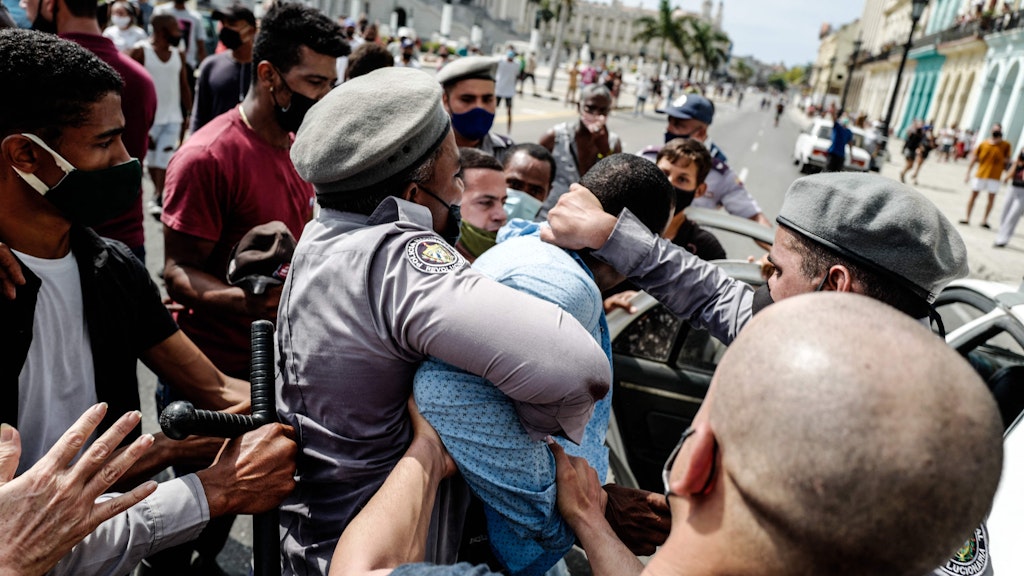 Verhaftung eines Demonstranten in Havanna
