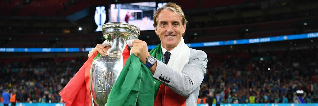 Italiens Trainer Roberto Mancini strahlt mit dem EM-Pokal um die Wette.