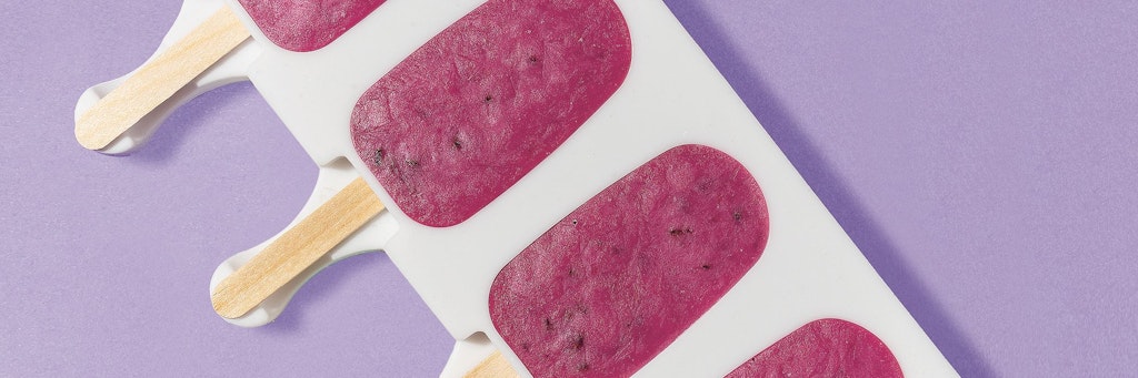 Gelingt auch zu Hause: Für Joghurt-Blaubeere-Popsicles werden Blaubeeren, Joghurt, Zucker und Traubenzucker schön cremig gemixt.