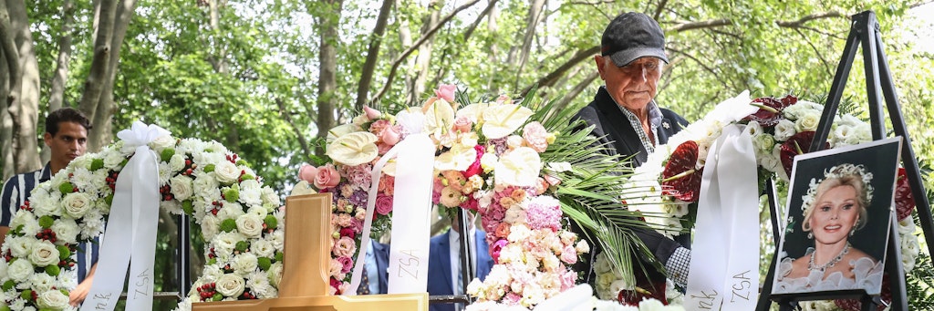 Prinz Frédéric von Anhalt, der letzte Ehemann von Zsa Zsa Gabor, richtet einen Kranz bei der Urnenbeisetzung der Hollywood-Diva am Ehrengrab auf dem Kerepescher Friedhof. 