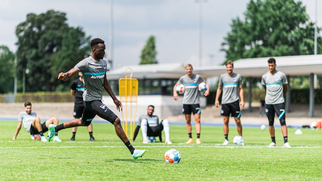 Dodi Lukebakio versenkt im Training einen Elfmeter. Der Belgier gilt bei Hertha BSC als Wechselkandidat. 