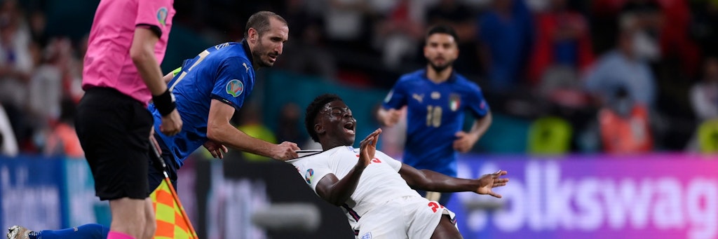 Italiens Chiellini stoppt Bukayo Saka nicht regelkonform.