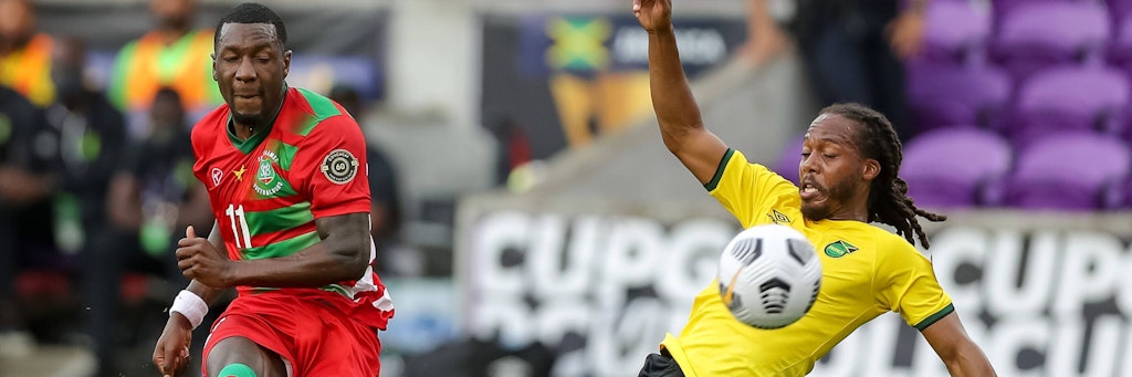 Unions Sheraldo Becker - hier im Zweikampf mit Jamaikas Daniel Johnson - hatte beim Auftakt des Gold Cups kein Glück. Suriname unterlag den Reggae Boyz mit 0:2. 