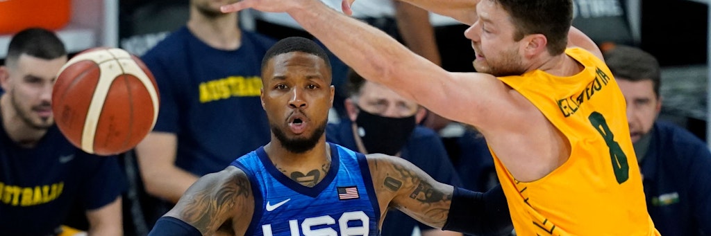 Schwupps, da war der Ball weg: Die USA, hier Damian Lillard (30/Portland), verlieren auch das zweite Testspiel vor Olympia gegen Australien. 
