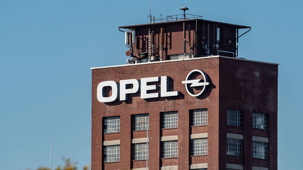 Opels Blitz-Logo am Stammwerk Rüsselsheim