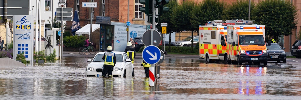 Überschwemmungen im bayerischen Ansbach am Freitag: In weiten Teilen Westdeutschlands drohen sintflutartige Regenfälle. Auch im Osten werden Unwetter erwartet.