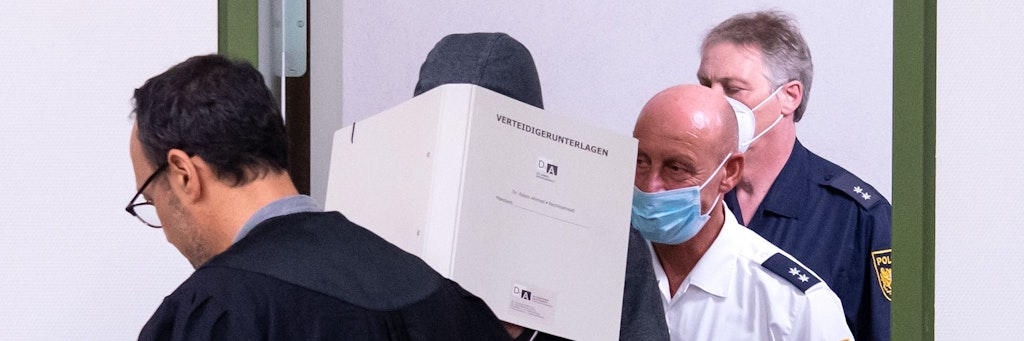 Der 45-jährige Sexualstraftäter vor Prozessbeginn im Landgericht im Verhandlungssaal.