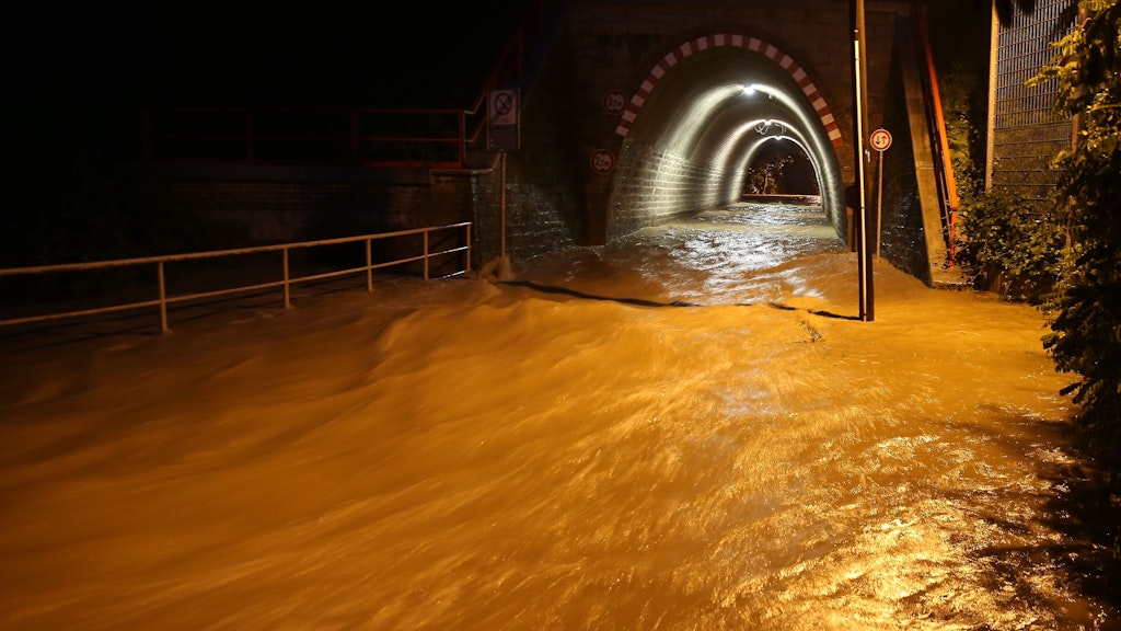 Wasser strömt durch eine Eisenbahn-Unterführung in der NRW-Stad Erkrath.