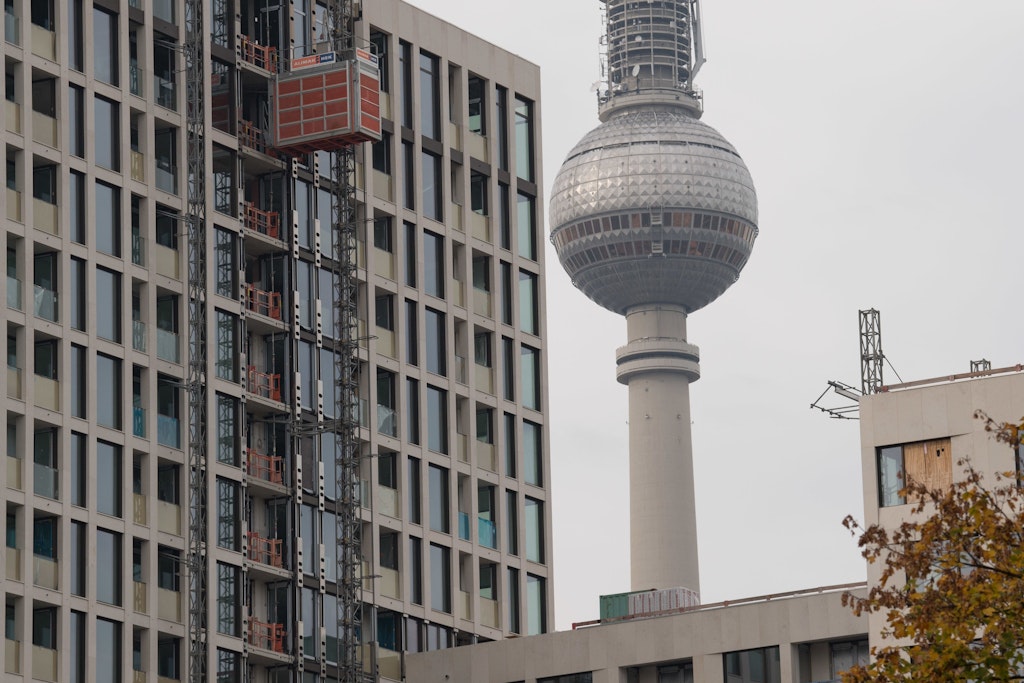 Der Berliner Mietendeckel galt für rund 1,5 Millionen Wohnungen. Nachdem die Regelung vor Gericht gekippt wurde, legte der Senat einen Hilfsfonds für die Mieter auf. 
