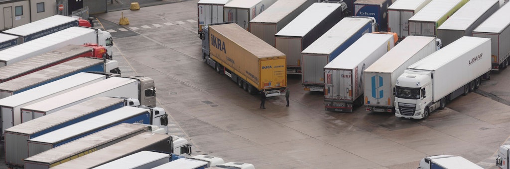 Lkw im britischen Hafen Dover.