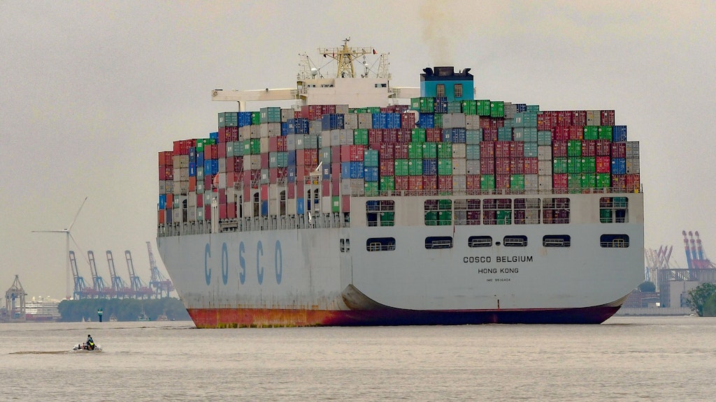 Ein Containerschiff auf der Elbe: Die Seeschifffahrt ist für einen großen Teil der Luftverschmutzung verantwortlich.