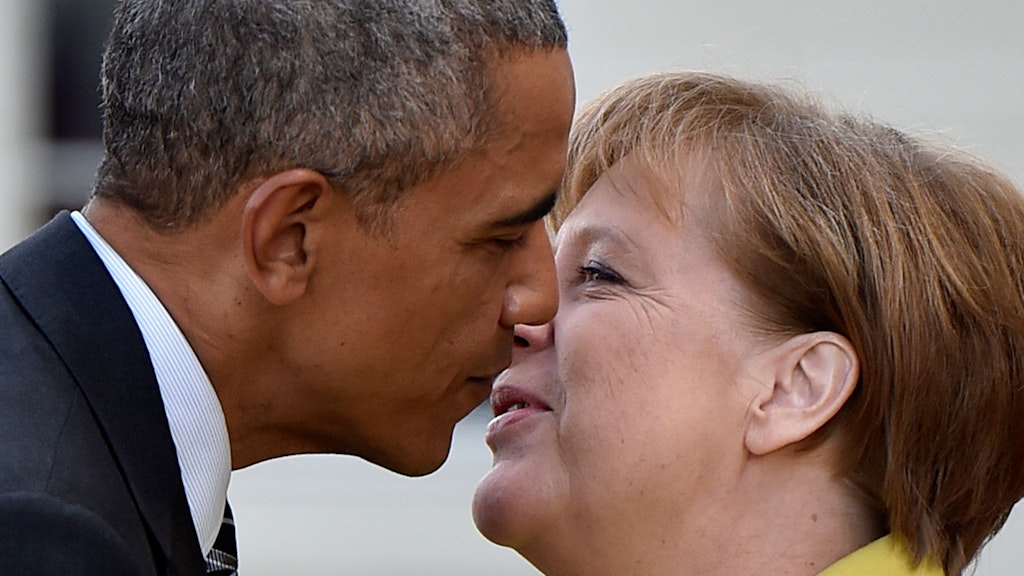Bussi, bussi: Bei einem Besuch Barack Obamas 2016 in Hannover versuchte er, gutes Wetter zu machen: Seine Spione hatten Merkels Handy abgehört. 