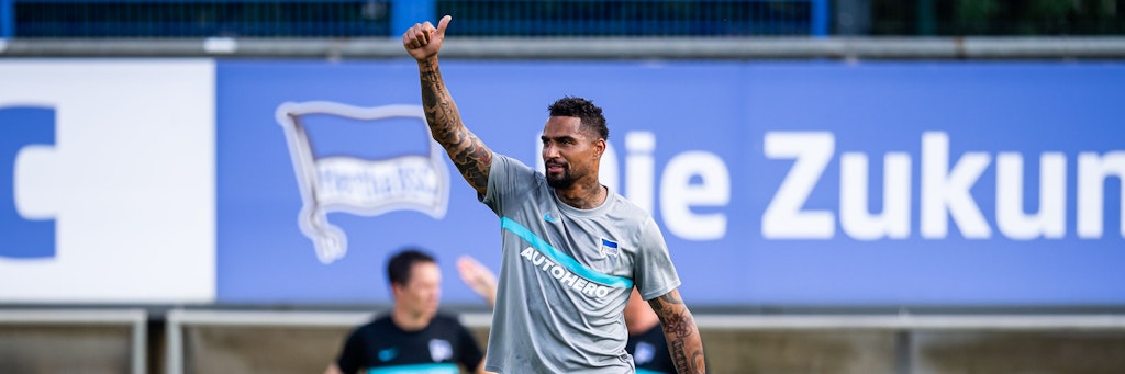 Daumen hoch für die Hertha-Fans: Kevin-Prince Boateng (34) fühlt sich nach seiner Berlin-Rückkehr pudelwohl. 