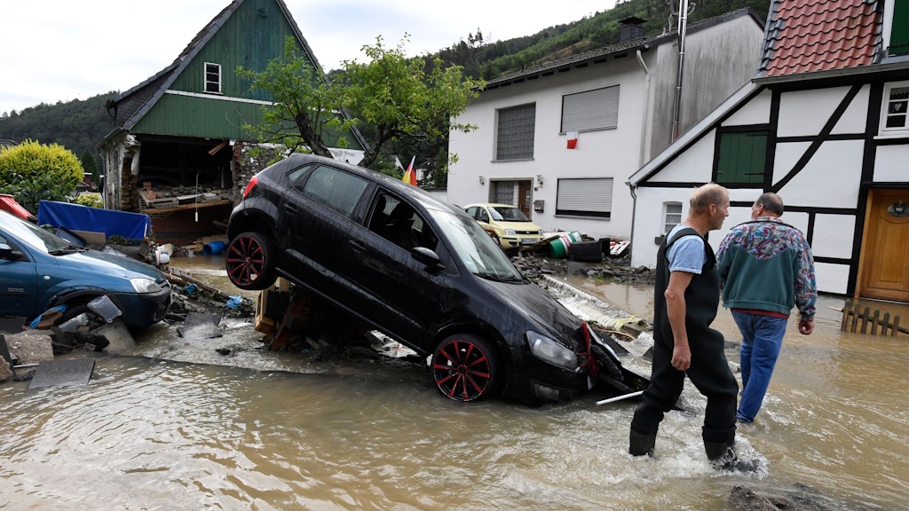 Anwohner schauen sich die Schäden an, die die Überflutung der Nahma am Vorabend mit sich gebracht hat. Durch die heftigen Regenfälle war das Flüsschen zum reissenden Fluss geworden, der Autos und Häuser mit sich gerissen hat. 