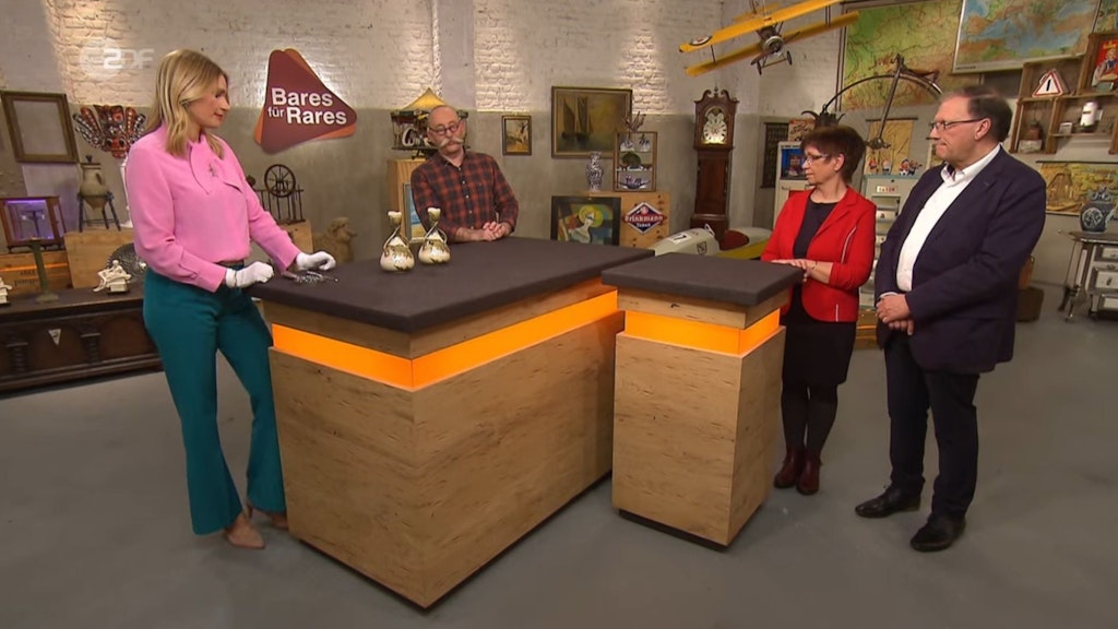 „Bares für Rares“-Expertin Dr. Bianca Berding begutachte und bewertet die Vasen für die Verkäufer.