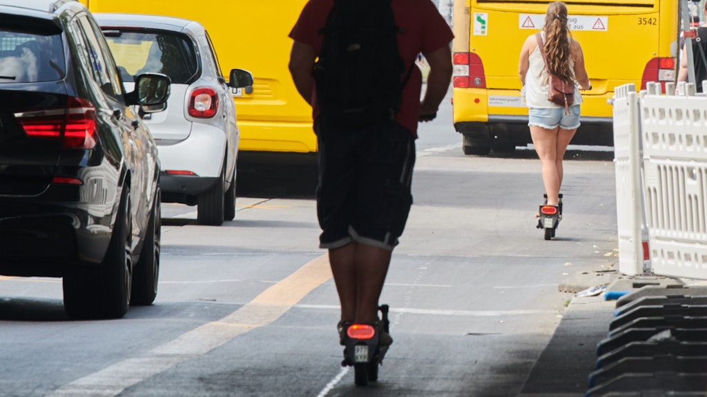 Zwei E-Scooter Fahrer auf einem Fahrradweg in Berlin 