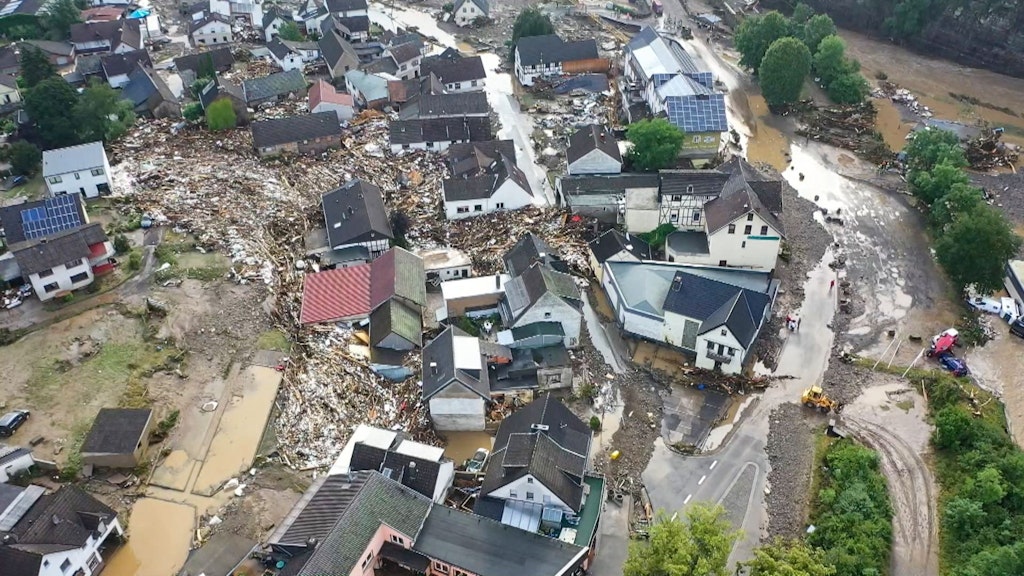 Die mit einer Drohne gefertigte Aufnahme zeigt die Verwüstungen die das Hochwasser der Ahr in dem Eifel-Ort angerichtet hat. In Schuld bei Adenau waren den Angaben zufolge in der Nacht zum Donnerstag sechs Häuser eingestürzt. Derzeit würden dort knapp 70 Menschen vermisst.