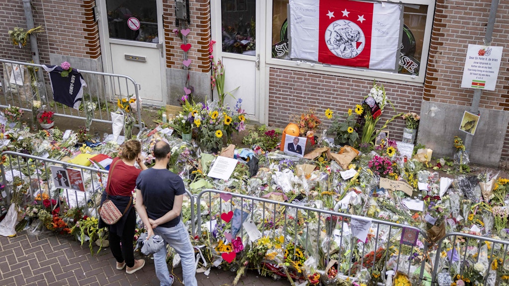 Blumen liegen am Tatort in Amsterdam.