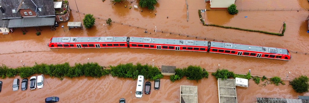 Ein Regionalzug steht im Bahnhof des Ortes Kordel im Wasser. 