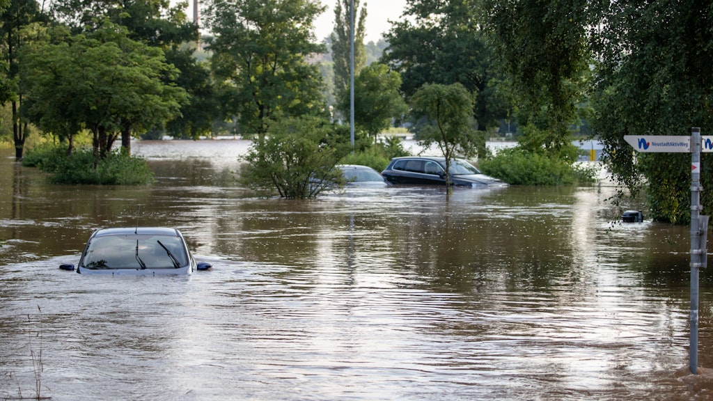 Ein Regenguss nach dem anderen, Unwetter und Überschwemmungen: Insbesondere im Süden Deutschlands ist es heute zu zahlreichen wetterbedingten Notfällen und Einsätzen von Polizei und Feuerwehr gekommen. 