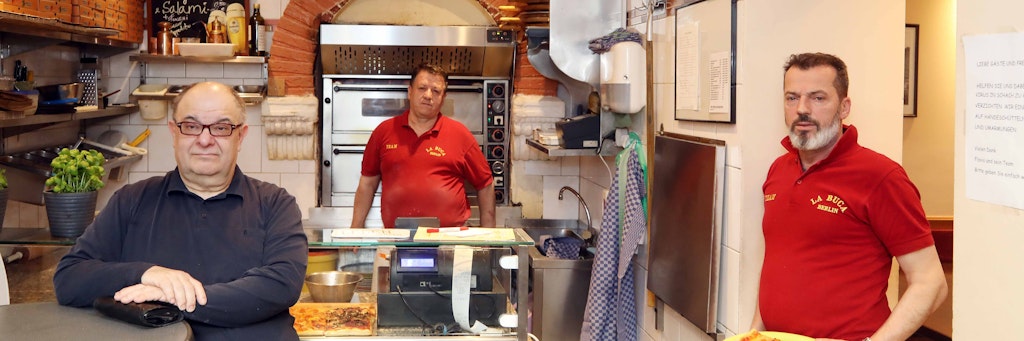  La Buca-Chef Flavio Lucciola (62), Pizzabäcker Scabi (53) und Kellner Vebi (53) arbeiten am 24. Juli ein letztes Mal zusammen. Das Restaurant muss nach 52 Jahren schließen.