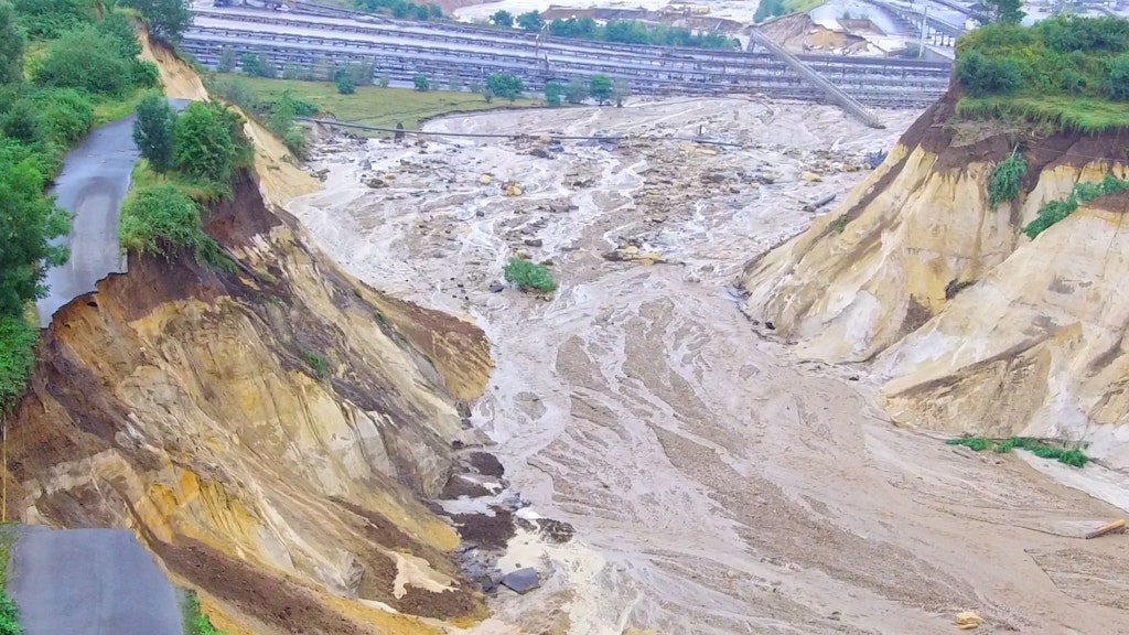 Der Hochwasser führende Fluss Inde hat am Donnerstag einen Deich in der Nähe des Braunkohletagebaus Inden bei Aachen überspült und ist in den Tagebau geflossen. 