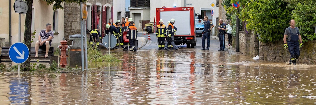 Polizei und Feuerwehr im Dauereinsatz: Tief „Bernd“ hat weite Teile Deutschlands geflutet. Trifft es jetzt auch Berlin?