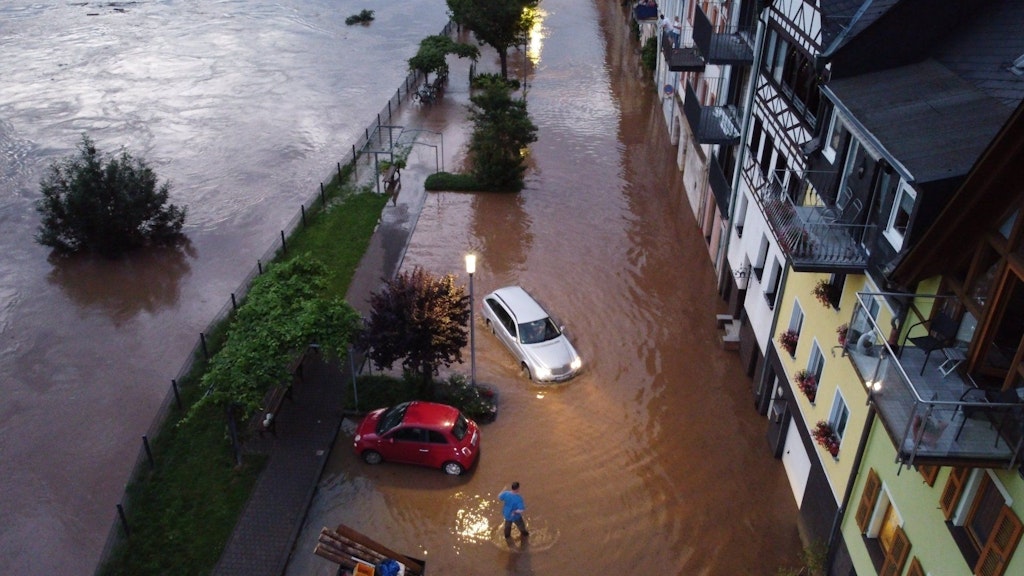 Autos versuchen auf der überfluteten Straße vorwärts zu kommen. Die Mosel ist in der Ortschaft Zell über die Ufer getreten. Starkregen führte im Westen Deutschland zu extremen Überschwemmungen. 