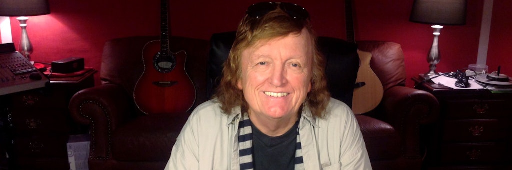 Der deutsche Musikproduzent Frank Farian sitzt in seinem Tonstudio.