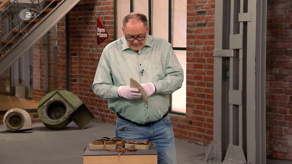 „Bares für Rares“-Händler Walter „Waldi“ Lehnertz nimmt die Oldtimer-Brillen unter die Lupe.